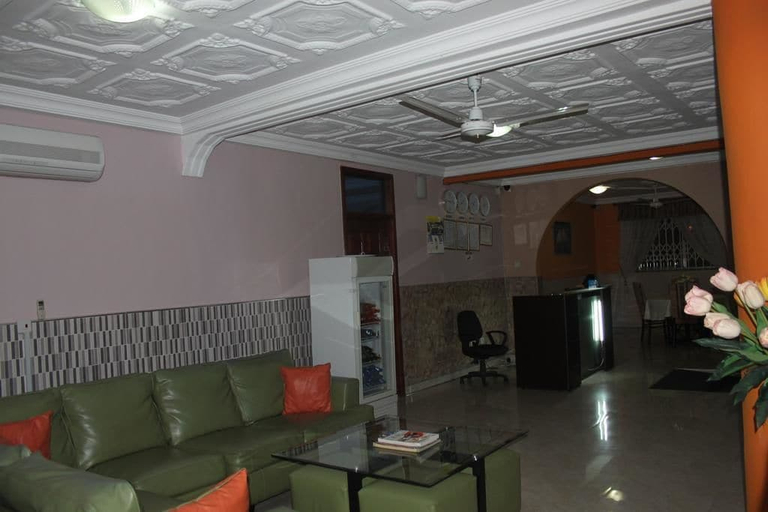 Others 5, White Stone Lodge, Tema