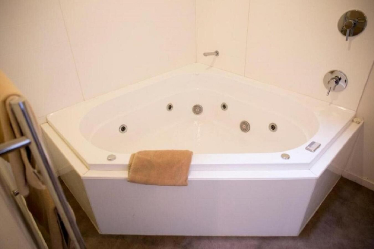 Bathroom 3, Auckland Newmarket Motel, Waitakere
