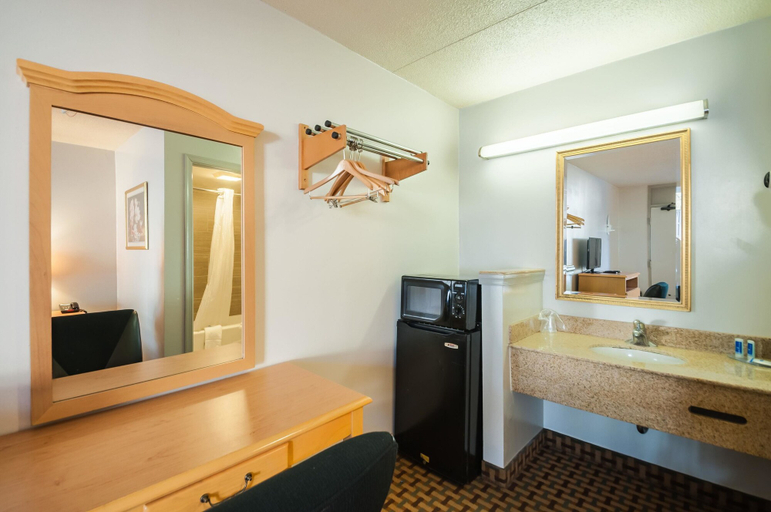Bathroom 4, Econo Lodge Elkridge near Arundel Mills, Howard