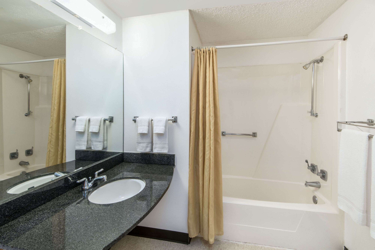 Bathroom 5, Knights Inn Canton, Stark