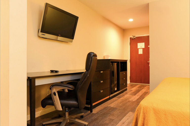 Bedroom 3, Capital Inn & Suites, Rensselaer