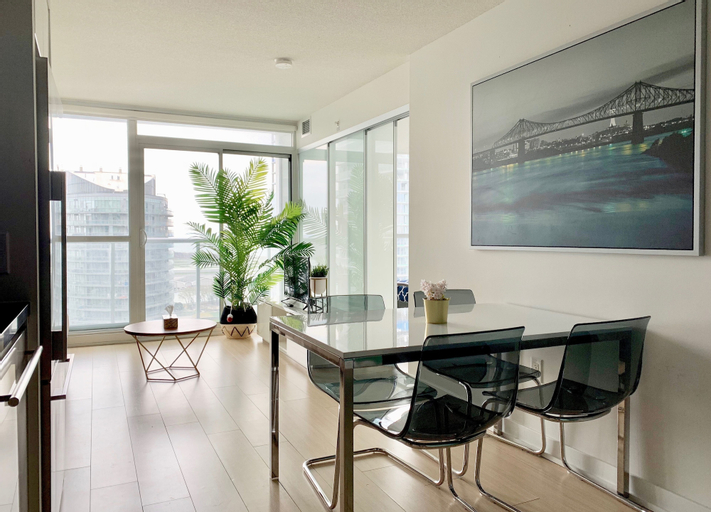 Bright 2 Bed Lakeview Suite, Toronto