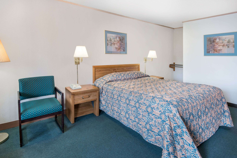 Bedroom 4, Knights Inn Canton, Stark