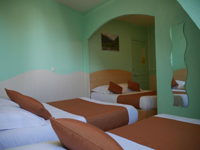 Bedroom 2, Hôtel du Commerce, Pyrénées-Atlantiques