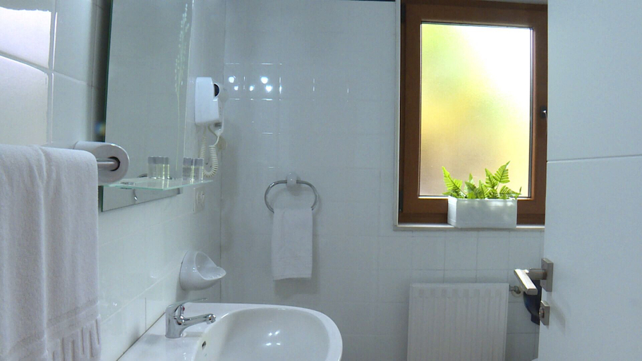 Bathroom 3, Hotel Avelina, Asturias