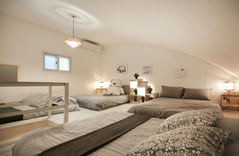 Bedroom 3, Tribear House 2, Gangnam