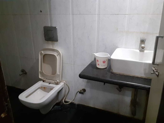 Bathroom 4, Pooja Palace, Delhi