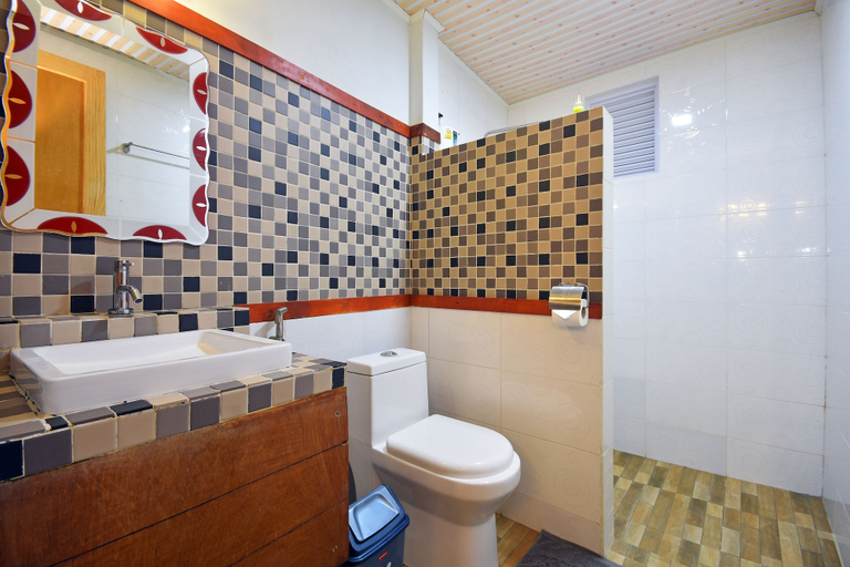 Bathroom 4, Beach Villa Ukulhas, North Ari Atoll