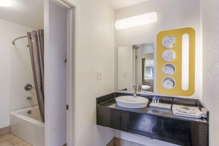 Bathroom 4, Red Roof Inn Bowling Green, Warren
