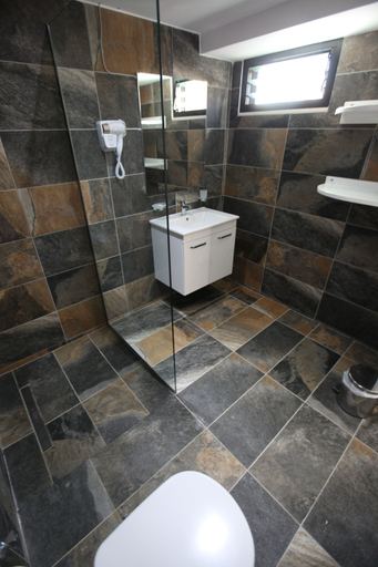 Bathroom 3, Bunec Beach Resort, Sarandës