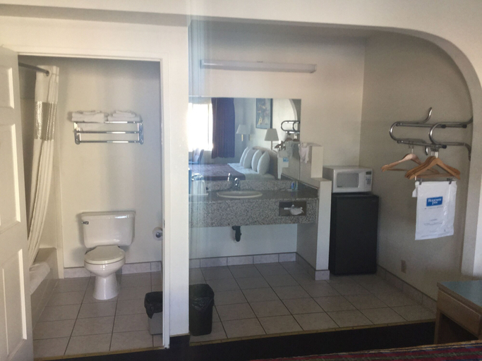 Bathroom 4, Rodeway Inn Beaumont 1-10, Riverside