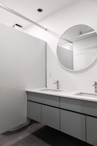 Bathroom 4, QBEDS Hostel, Communauté-Urbaine-de-Québec