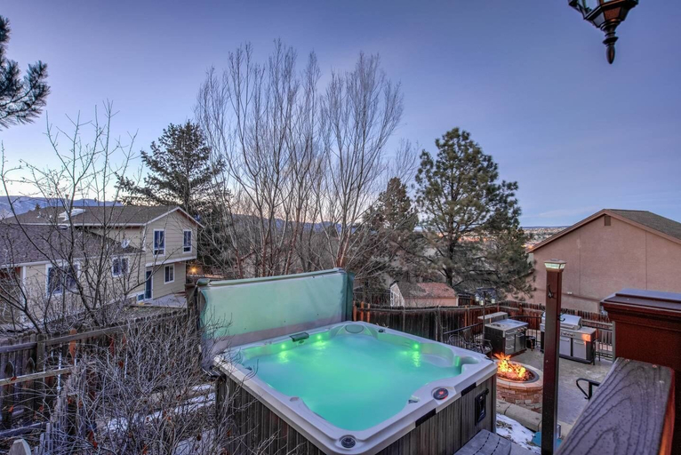 Sport & Beauty 3, 4BR Entertainer AF Academy Hot Tub, Firepit!, El Paso