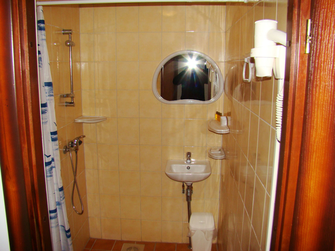 Bathroom 3, Üksik Rüütel, Rae