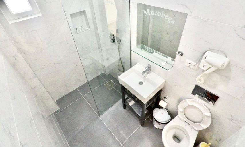 Bathroom 5, Hotel Mucobega, Sarandës