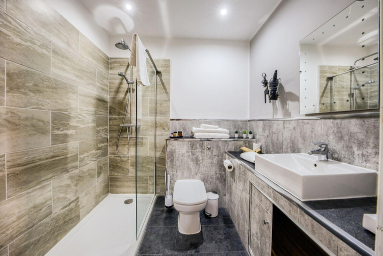 Bathroom 4, The Villare Hotel, Leicester