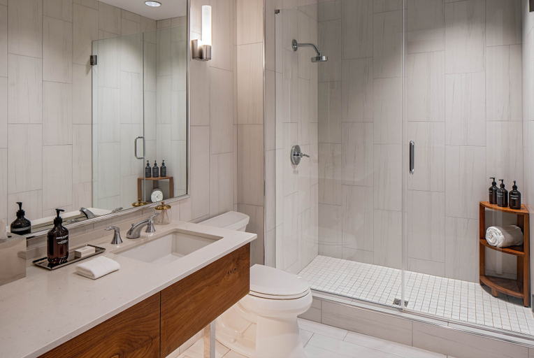 Bathroom 3, The Pelham Hotel, Orleans