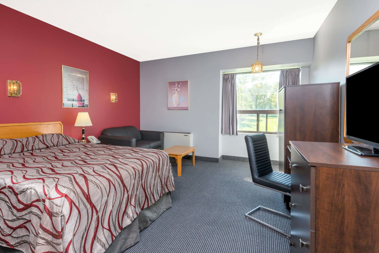 Bedroom 2, Super 8 by Wyndham Mt Hope Hamilton Intl Arpt ON, Hamilton