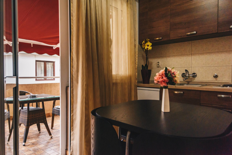 Others 5, El Mar Apartments