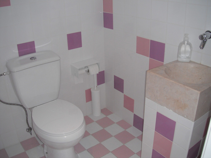 Bathroom 5, 70's Hostel, Mafra