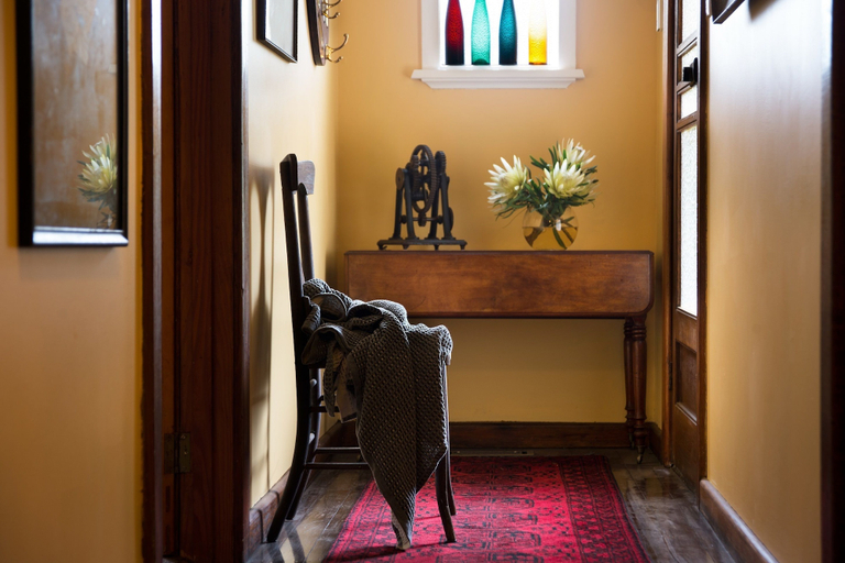 Others 4, The Raglan, Hepburn - East