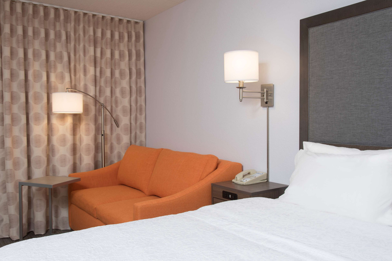 Bedroom 4, Hampton Inn Grand Rapids-South, Kent