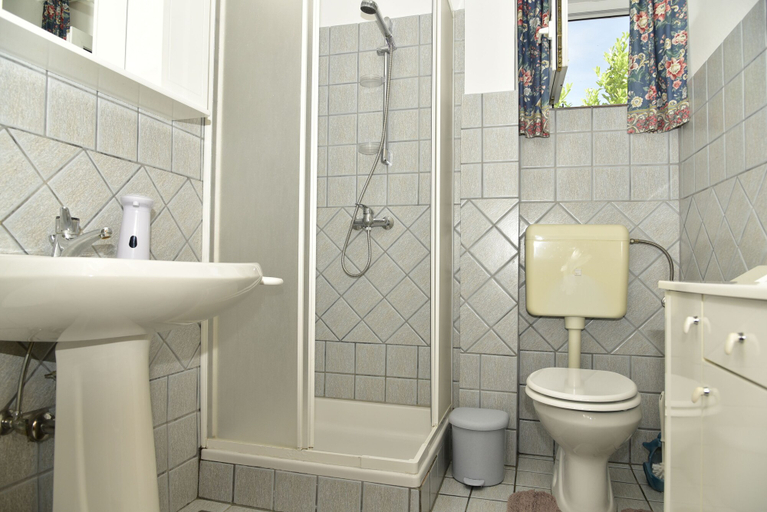 Bathroom 3, Apartment Blumen Oase, Malinska-Dubašnica