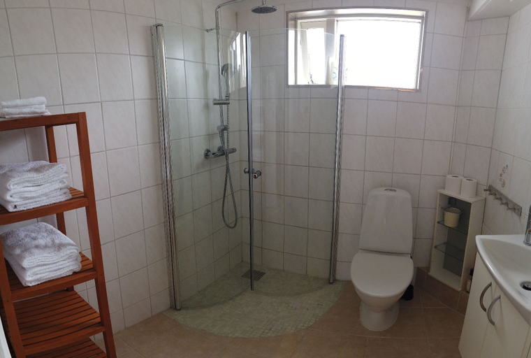 Bathroom, Troll's cosy apartment, Vestmannaeyjar