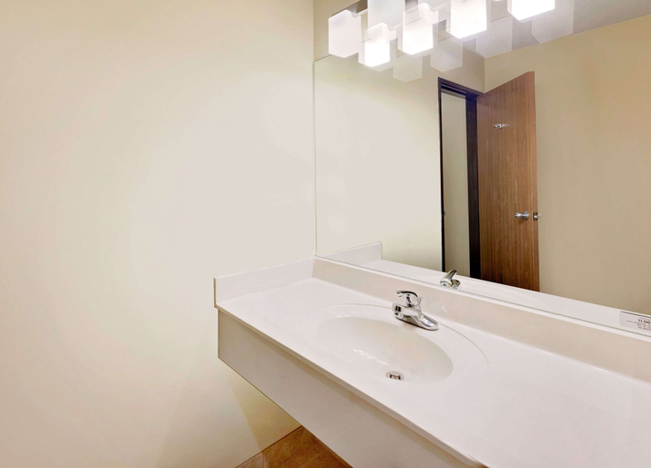 Bathroom 3, Days Inn by Wyndham Cadillac, Wexford
