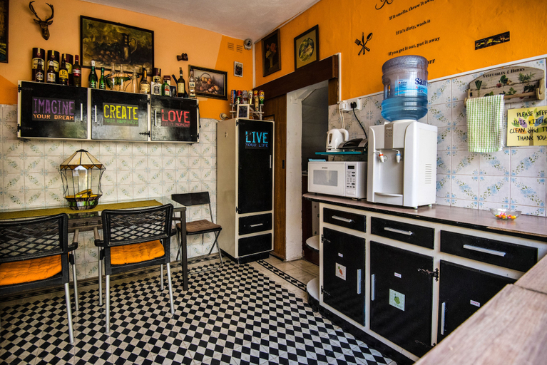 Food & Drinks, Five Trees B&B