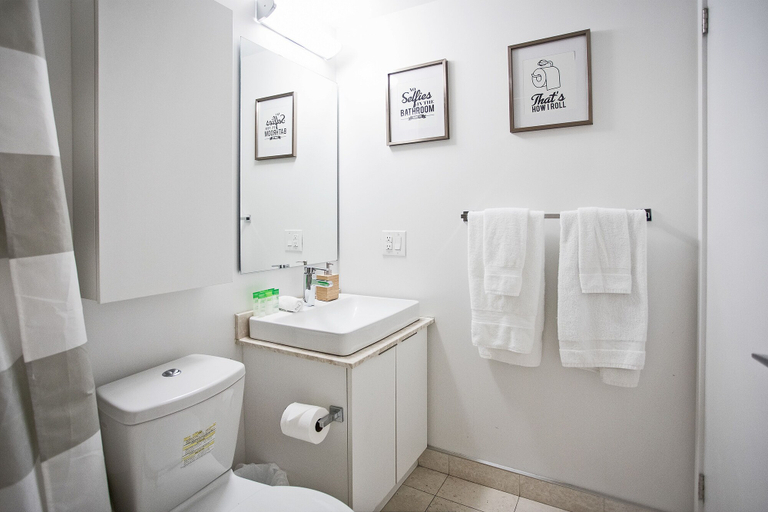 Bathroom 4, Velvet Stays – Financial District, Toronto