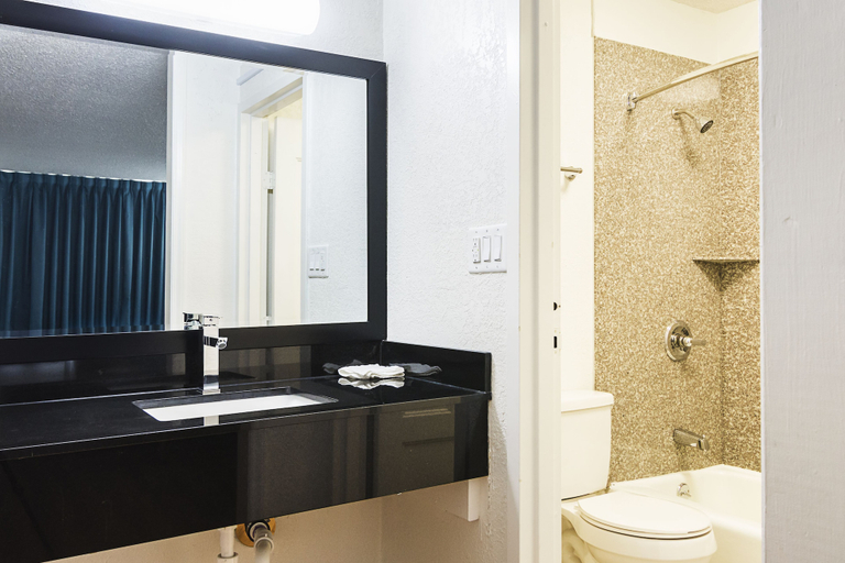 Bathroom 5, Rodeway Inn Asheboro, Randolph