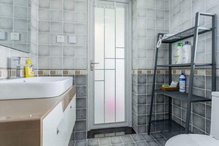 Bathroom 4, Le Tu Community, Kunming
