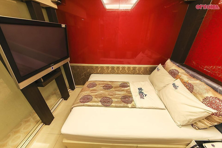 Bedroom 3, Palace Motel, Dong