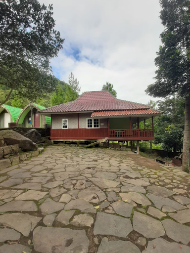 Exterior & Views 1