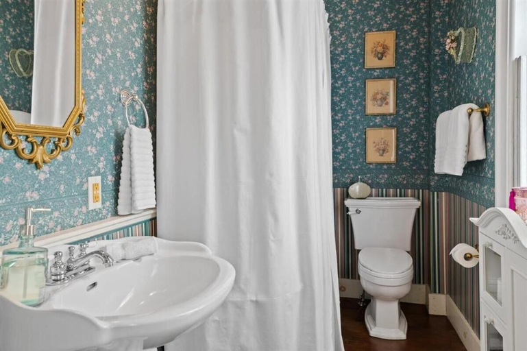 Bathroom 4, I.B. Munson House, Rutland
