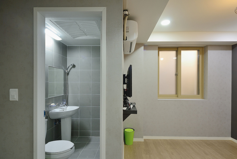 Bathroom 4, Red Guest House, Jung