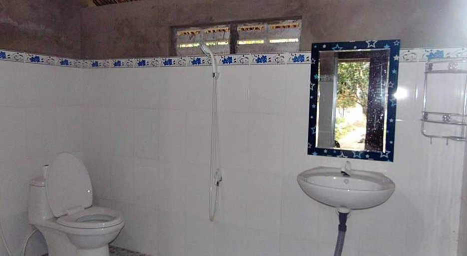 Bathroom 3, Nhon Thanh Homestay, Bến Tre