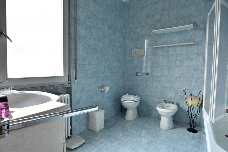 Bathroom, Apartment Windows On The Lake, Verona
