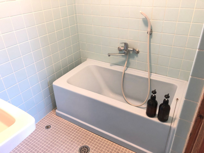 Bathroom 3, Nirai Onna, Onna