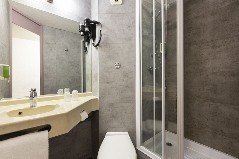 Bathroom 3, B&B HOTEL Marne-la-Vallée Chelles, Seine-et-Marne