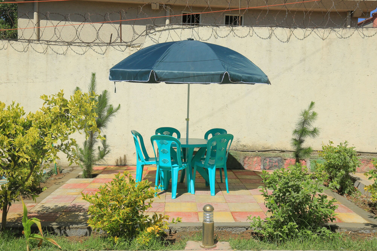 Others 4, Avi Pension, Addis Abeba