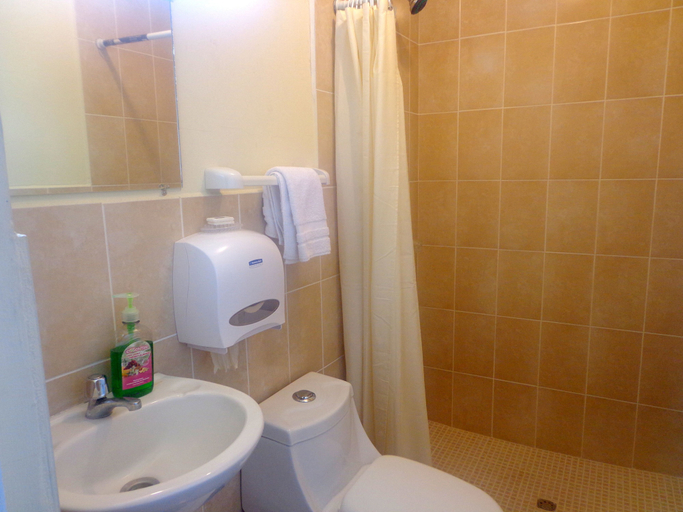 Bathroom 5, Hotel Tazumal House, Mejicanos