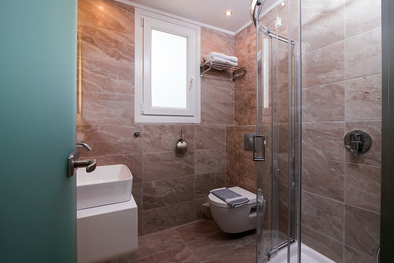 Bathroom 4, Diamond Hotel, East Macedonia and Thrace