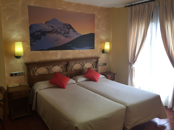 Bedroom 3, Hotel Arnal, Huesca