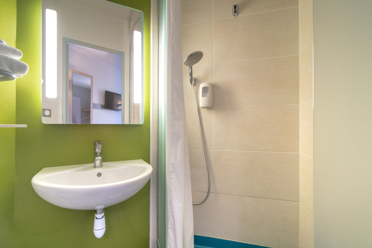 Bathroom 4, B&B HOTEL Châteauroux Déols, Indre
