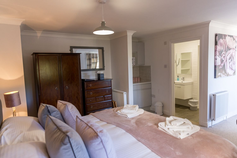 Bedroom 2, Cricketfield House - Guest House, Wiltshire