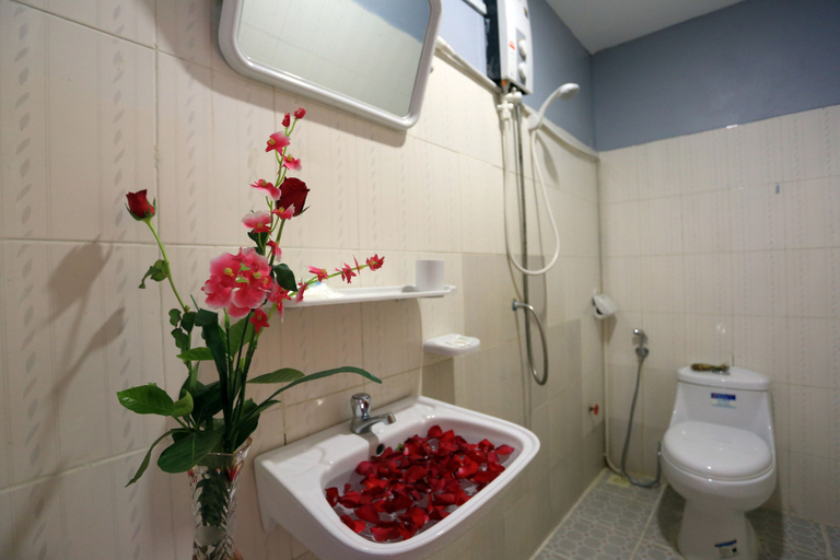 Bathroom 5, Cheng Lay Guesthouse, Siem Reap