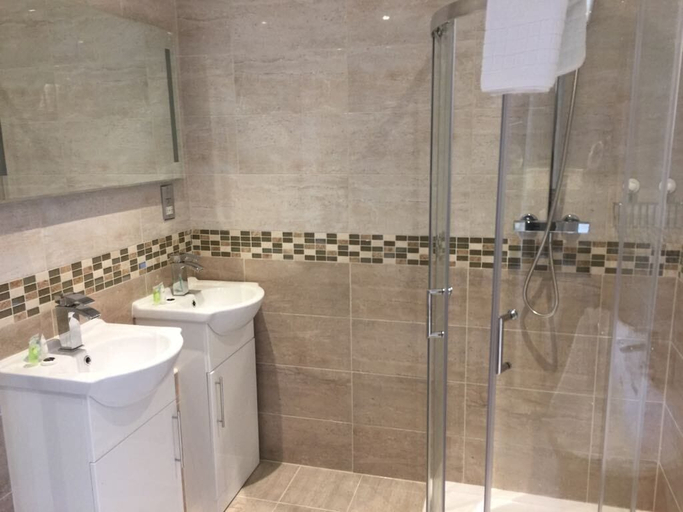 Bathroom 3, Marlborough Hotel, Sefton