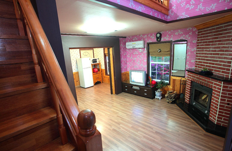 Others 5, Petit Maison Pension, Taean